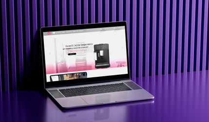 Café Algraná: Desafío identificado
──────────────────────────────────────────────
El sitio web de Café Algraná necesitaba evolucionar de una vitrina informativa a una plataforma comercial con enfoque estratégico, capaz de comunicar la calidad de sus productos y su rol como distribuidor oficial de máquinas de café Kalerm en México.
El reto fue integrar un sistema de catálogo escalable —sin checkout— que fomentara la cotización directa y la conversión vía WhatsApp, manteniendo la identidad genuina de la marca y reforzando su posicionamiento B2B en el sector horeca y corporativo.

──────────────────────────────────────────────

Arquitectura del ecosistema
──────────────────────────────────────────────
El proyecto se estructuró sobre una arquitectura modular y escalable, compuesta por:

Landing principal optimizada para segmentar café, máquinas y complementos.

Sistema dinámico de productos (CMS) para administrar fichas técnicas, precios y presentaciones.

Categorías jerárquicas: Café Mezclas, Café Molido, Orígenes, Máquinas Kalerm y Complementos.

Canal de conversión centralizado mediante integración con WhatsApp Business API.

Estructura SEO-friendly basada en jerarquías H1–H3 y metadatos automáticos.

Cada página fue diseñada para priorizar legibilidad, velocidad de carga y escalabilidad futura sin perder la coherencia visual de marca.

──────────────────────────────────────────────

Diseño + experiencia de usuario (UX/UI)
──────────────────────────────────────────────
El diseño se fundamentó en la claridad y sensación premium de la marca.
Paleta de tonos cálidos inspirados en el café, tipografías de alto contraste y espacios limpios guiaron la navegación.
Se aplicaron principios UX para:

Minimizar clics en flujos de cotización.

Mejorar legibilidad en dispositivos móviles.

Mantener consistencia entre categorías de producto.
El resultado: una navegación fluida, inmersiva y coherente con la experiencia sensorial del café.

──────────────────────────────────────────────

Componentes entregados
──────────────────────────────────────────────

Sistema de productos dinámicos (Café + Máquinas + Insumos).

Páginas individuales de producto con estructura comercial completa.

Integración de CTA directos a WhatsApp.

Fichas técnicas y descripciones optimizadas para SEO.

Sección “Nosotros” con storytelling institucional.

Página de “Cotización” con automatización de contacto.

Bloques visuales estandarizados para fichas Kalerm.

──────────────────────────────────────────────

Implementación técnica
──────────────────────────────────────────────

Plataforma: Wix Studio (CMS dinámico + responsive layout).

Integraciones:

WhatsApp API para cotización inmediata.

CMS centralizado para administración de productos.

Google Analytics 4 y Meta Pixel.

SEO:

Metadatos personalizados por producto.

ALT descriptivos para imágenes con intención comercial.

URLs limpias y jerarquizadas.

Automatización:

Formularios con envío automático a correo comercial.

Captura de leads con trazabilidad de origen.

──────────────────────────────────────────────

Copywriting + identidad verbal
──────────────────────────────────────────────
La narrativa del sitio fue completamente reescrita bajo los lineamientos de voz de marca Café Algraná: cercana, profesional y confiable.
Cada sección integra microcopy con tono cálido y enfoque en conversión:

Textos breves, con ritmo natural y terminología gourmet.

Frases de acción directa para fomentar interacción (“Solicita cotización”, “Habla con un asesor”).

Estructura de fichas Kalerm con slogans únicos y diferenciados por modelo.
El resultado: una comunicación alineada a la esencia torrefactora y comercial de la marca.

──────────────────────────────────────────────

Resultado del proyecto y beneficios estratégicos
──────────────────────────────────────────────
El nuevo ecosistema digital de Café Algraná consolida su presencia como proveedor y distribuidor especializado en café y máquinas Kalerm.
El sitio ahora:

Centraliza la oferta de productos de manera escalable.

Genera contacto directo y medible vía WhatsApp.

Mejora la indexación orgánica con estructura SEO robusta.

Refuerza la confianza visual y profesional ante clientes B2B.

La marca transiciona de un sitio estático a una plataforma de conversión y posicionamiento sectorial.

──────────────────────────────────────────────

Skills aplicadas por OKAEON Studio
──────────────────────────────────────────────

Arquitectura digital + UX Writing estratégico.

Diseño UI responsivo (mobile-first).

Desarrollo en Wix Studio con CMS dinámico.

SEO técnico + optimización de metadatos.

Integraciones funcionales (Analytics, Meta Pixel, WhatsApp).

Copywriting comercial y verbal identity.

Documentación técnica y soporte post-lanzamiento.

──────────────────────────────────────────────
Proyecto ejecutado y finalizado por OKAEON Studio.
Ecosistemas digitales pensados para crecer, escalar y perdurar.
──────────────────────────────────────────────