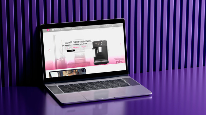 Café Algraná: Desafío identificado
──────────────────────────────────────────────
El sitio web de Café Algraná necesitaba evolucionar de una vitrina informativa a una plataforma comercial con enfoque estratégico, capaz de comunicar la calidad de sus productos y su rol como distribuidor oficial de máquinas de café Kalerm en México.
El reto fue integrar un sistema de catálogo escalable —sin checkout— que fomentara la cotización directa y la conversión vía WhatsApp, manteniendo la identidad genuina de la marca y reforzando su posicionamiento B2B en el sector horeca y corporativo.

──────────────────────────────────────────────

Arquitectura del ecosistema
──────────────────────────────────────────────
El proyecto se estructuró sobre una arquitectura modular y escalable, compuesta por:

Landing principal optimizada para segmentar café, máquinas y complementos.

Sistema dinámico de productos (CMS) para administrar fichas técnicas, precios y presentaciones.

Categorías jerárquicas: Café Mezclas, Café Molido, Orígenes, Máquinas Kalerm y Complementos.

Canal de conversión centralizado mediante integración con WhatsApp Business API.

Estructura SEO-friendly basada en jerarquías H1–H3 y metadatos automáticos.

Cada página fue diseñada para priorizar legibilidad, velocidad de carga y escalabilidad futura sin perder la coherencia visual de marca.

──────────────────────────────────────────────

Diseño + experiencia de usuario (UX/UI)
──────────────────────────────────────────────
El diseño se fundamentó en la claridad y sensación premium de la marca.
Paleta de tonos cálidos inspirados en el café, tipografías de alto contraste y espacios limpios guiaron la navegación.
Se aplicaron principios UX para:

Minimizar clics en flujos de cotización.

Mejorar legibilidad en dispositivos móviles.

Mantener consistencia entre categorías de producto.
El resultado: una navegación fluida, inmersiva y coherente con la experiencia sensorial del café.

──────────────────────────────────────────────

Componentes entregados
──────────────────────────────────────────────

Sistema de productos dinámicos (Café + Máquinas + Insumos).

Páginas individuales de producto con estructura comercial completa.

Integración de CTA directos a WhatsApp.

Fichas técnicas y descripciones optimizadas para SEO.

Sección “Nosotros” con storytelling institucional.

Página de “Cotización” con automatización de contacto.

Bloques visuales estandarizados para fichas Kalerm.

──────────────────────────────────────────────

Implementación técnica
──────────────────────────────────────────────

Plataforma: Wix Studio (CMS dinámico + responsive layout).

Integraciones:

WhatsApp API para cotización inmediata.

CMS centralizado para administración de productos.

Google Analytics 4 y Meta Pixel.

SEO:

Metadatos personalizados por producto.

ALT descriptivos para imágenes con intención comercial.

URLs limpias y jerarquizadas.

Automatización:

Formularios con envío automático a correo comercial.

Captura de leads con trazabilidad de origen.

──────────────────────────────────────────────

Copywriting + identidad verbal
──────────────────────────────────────────────
La narrativa del sitio fue completamente reescrita bajo los lineamientos de voz de marca Café Algraná: cercana, profesional y confiable.
Cada sección integra microcopy con tono cálido y enfoque en conversión:

Textos breves, con ritmo natural y terminología gourmet.

Frases de acción directa para fomentar interacción (“Solicita cotización”, “Habla con un asesor”).

Estructura de fichas Kalerm con slogans únicos y diferenciados por modelo.
El resultado: una comunicación alineada a la esencia torrefactora y comercial de la marca.

──────────────────────────────────────────────

Resultado del proyecto y beneficios estratégicos
──────────────────────────────────────────────
El nuevo ecosistema digital de Café Algraná consolida su presencia como proveedor y distribuidor especializado en café y máquinas Kalerm.
El sitio ahora:

Centraliza la oferta de productos de manera escalable.

Genera contacto directo y medible vía WhatsApp.

Mejora la indexación orgánica con estructura SEO robusta.

Refuerza la confianza visual y profesional ante clientes B2B.

La marca transiciona de un sitio estático a una plataforma de conversión y posicionamiento sectorial.

──────────────────────────────────────────────

Skills aplicadas por OKAEON Studio
──────────────────────────────────────────────

Arquitectura digital + UX Writing estratégico.

Diseño UI responsivo (mobile-first).

Desarrollo en Wix Studio con CMS dinámico.

SEO técnico + optimización de metadatos.

Integraciones funcionales (Analytics, Meta Pixel, WhatsApp).

Copywriting comercial y verbal identity.

Documentación técnica y soporte post-lanzamiento.

──────────────────────────────────────────────
Proyecto ejecutado y finalizado por OKAEON Studio.
Ecosistemas digitales pensados para crecer, escalar y perdurar.
──────────────────────────────────────────────