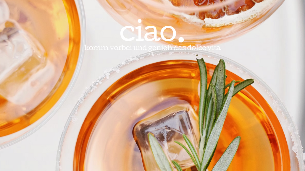 QUI: Für QUI entstand ein digitaler Auftritt, der das Erlebnis der Bar online fortsetzt: modern, gesellig und stilvoll. Visuelle Elemente und ein klares Konzept führen Nutzer:innen von Inspiration über Öffnungszeiten bis hin zur Reservierung – ohne Umwege.