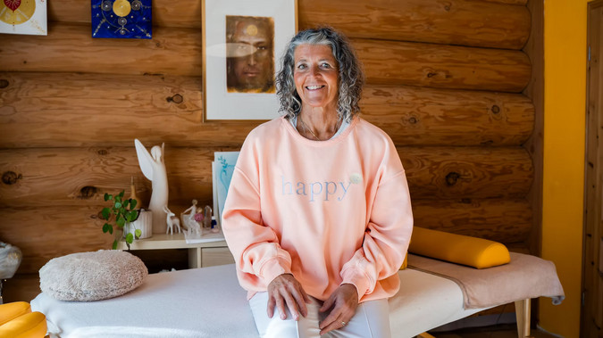 Angelika Novotny: Für Angelika Novotny wurde ein vollständig neuer, ganzheitlicher Webauftritt konzipiert und umgesetzt. Ziel des Projekts war es, ihre Persönlichkeit, Arbeitsweise und Angebotsstruktur klar darzustellen, Vertrauen aufzubauen und gleichzeitig eine funktionale Online-Terminbuchung zu ermöglichen.

Der Fokus lag auf einer ruhigen, emotionalen und authentischen Nutzerführung, die Besucher intuitiv durch die Inhalte begleitet und die verschiedenen Begleitungsangebote verständlich vermittelt. Die bestehende Website wurde strukturell und inhaltlich vollständig neu aufgebaut, Inhalte neu gegliedert und für eine bessere Orientierung der Nutzer überarbeitet.