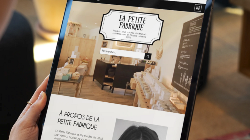 La Petite Fabrique: Vanina Murith, fondatrice de La Petite Fabrique (savons, bougies et cosmétiques artisanaux naturels, Gruyère), nous a confié la refonte complète de sa boutique en ligne sur Wix Studio, avec deux besoins distincts: une expérience B2C repensée pour ses clients privés, et un espace de commande séparé et protégé pour ses revendeurs, qui achètent au prix de gros.

Nous avons développé la nouvelle boutique B2C avec un module de réservation d'ateliers (paiement en ligne inclus), puis transformé l'ancienne boutique en site de commande B2B dédié, ce qui lui permet de gérer deux bases clients et deux stratégies marketing totalement distinctes.

Vanina nous a contactés une première fois en 2020 via le Wix Marketplace; nous l'accompagnons depuis dans le développement continu de ses sites et de sa communication en ligne.