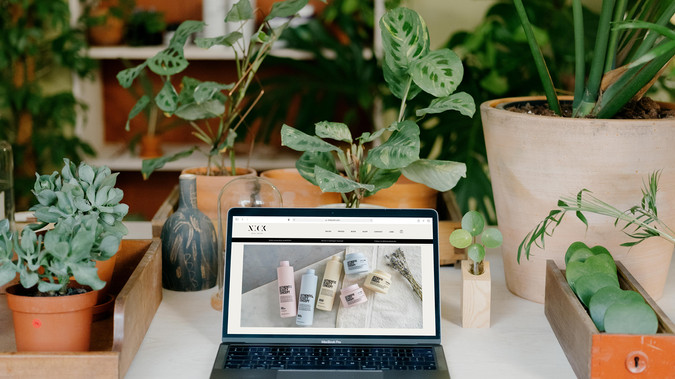 Nickjustin: Modern webdesign laat de kapper Nick Justin volgeboekt achter.