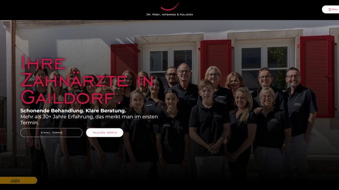 Dr. Missy, Kotsaridis & Kollegen: Die alte Website hat keine Bewerbungen gebracht. Seit wir das Marketing übernommen haben, hat sich die Sichtbarkeit der Praxis im Ort verändert: regelmäßige Bewerbungen, eine spürbar präsentere Wahrnehmung — und mittlerweile kommen Sponsoring-Anfragen von Vereinen rein. Letzteres war nicht das Ziel. Aber ein guter Indikator für die gestiegene Sichtbarkeit.